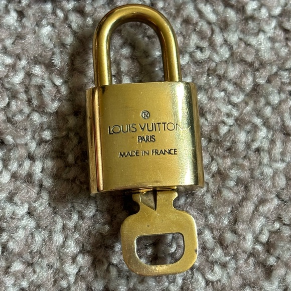 Louis Vuitton luggage tag and lock key 303 - Picture 11 of 13